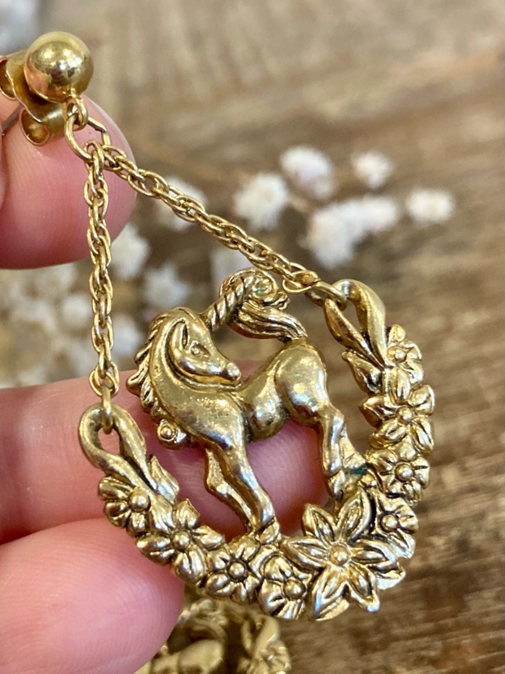 1992 Avon Mystical Unicorn Dangle Earrings Gold Tone Posts Floral Wreath - Picture 3 of 10